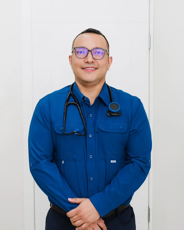 Dr. Edgar Lugo Osuna, cardiólogo en Nogales, con camisa azul y estetoscopio
